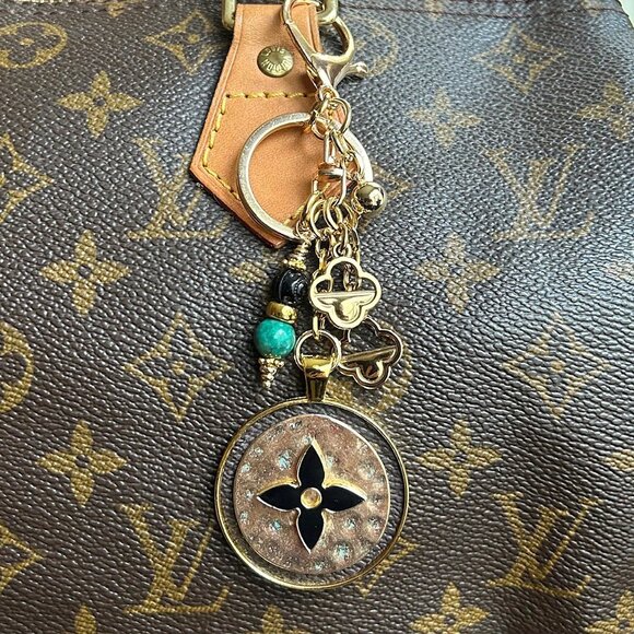 RUSTIC CLOVER BAG CHARM, Verdigris Black Gold Tone Charms - Picture 5 of 8